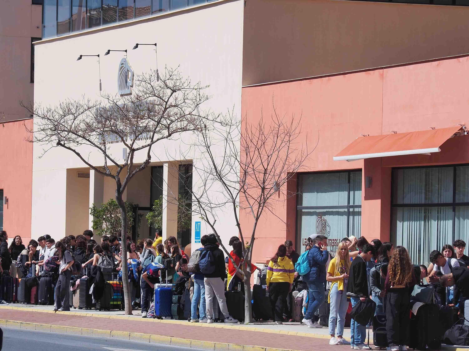 Las fotos de la espectacular llegada de 10.000 estudiantes portugueses a Punta Umbría
