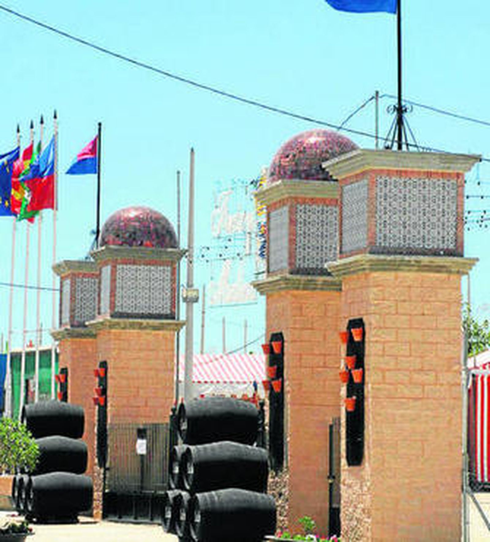 Aspecto que presentaba ayer la portada del recinto ferial asidonense.