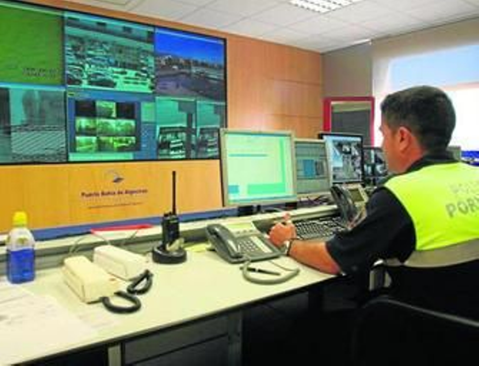 Las pantallas con las imágenes que toma actualmente el circuito cerrado de televisión del puerto.