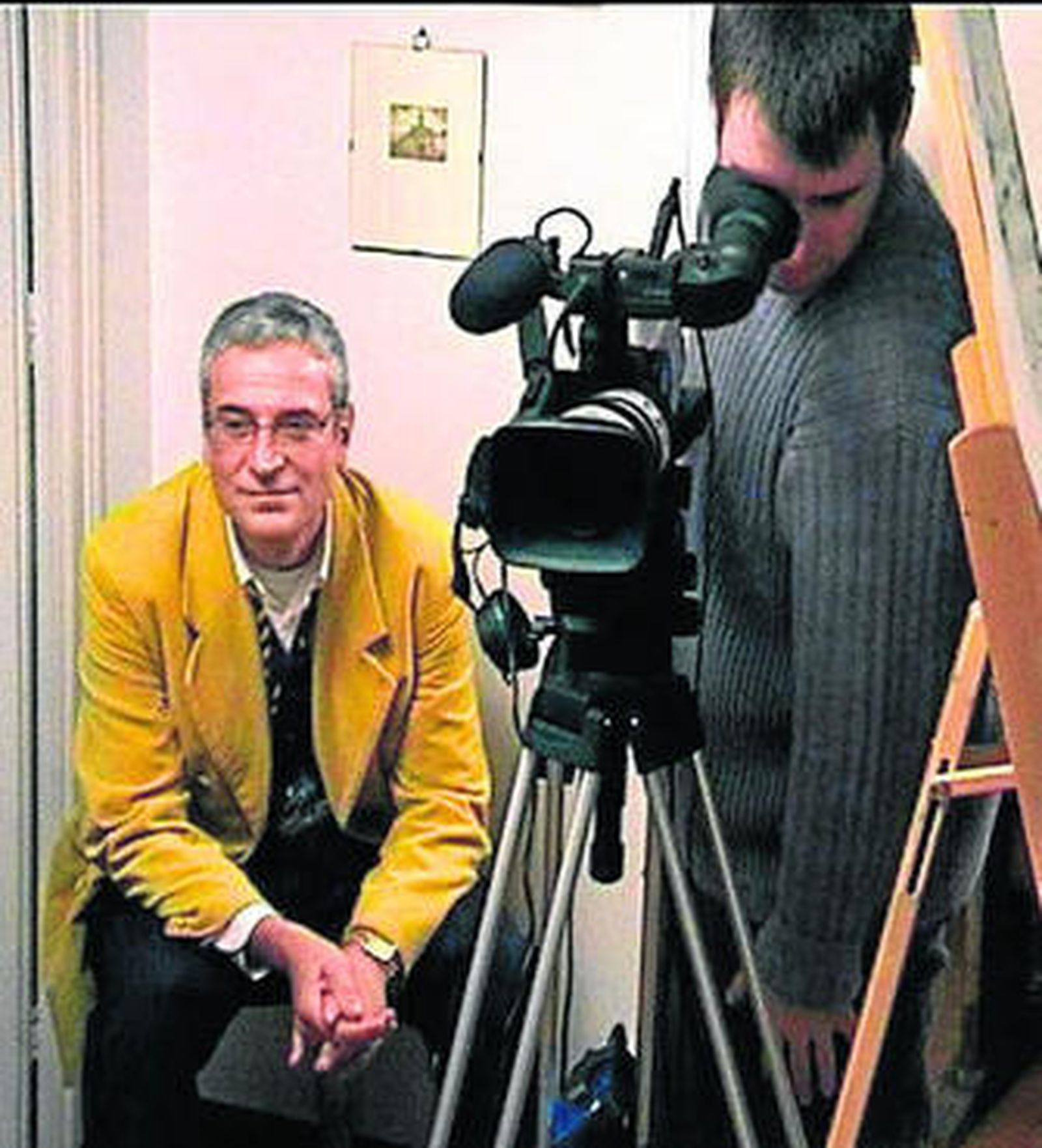 El productor y director catalán Luis Miñarro, en el rodaje de 'Familystrip'.