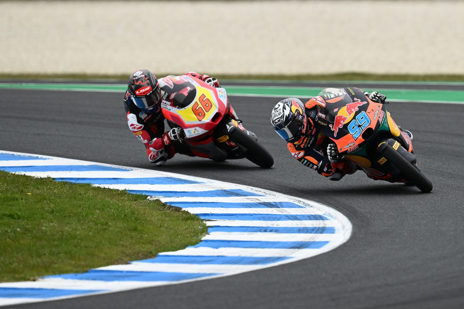 Rueda traza una curva en la cabeza de la carrera con Kelso detrás.