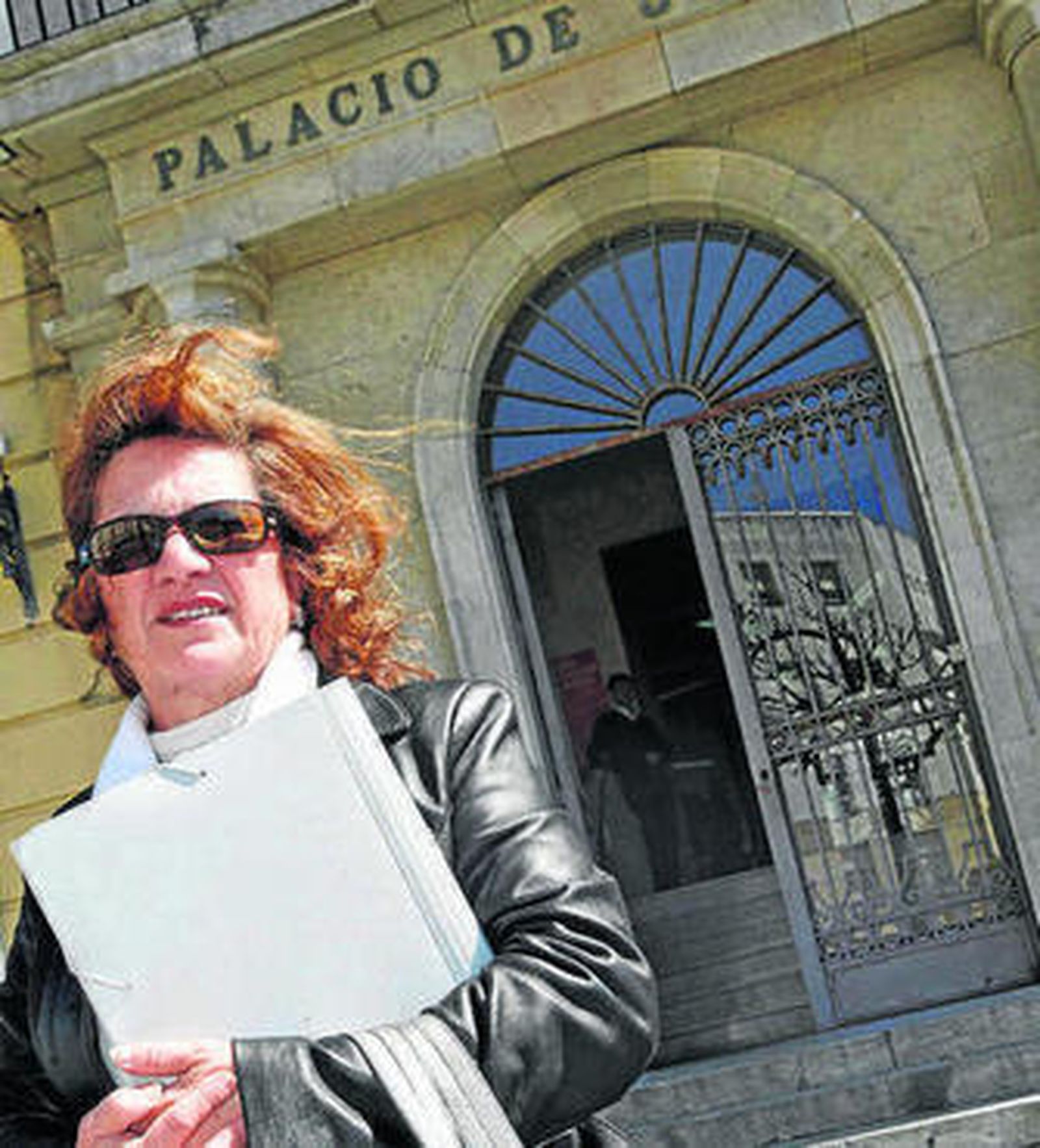 Dolores Ruiz, ante la Audiencia, tras poner una denuncia en Fiscalía.