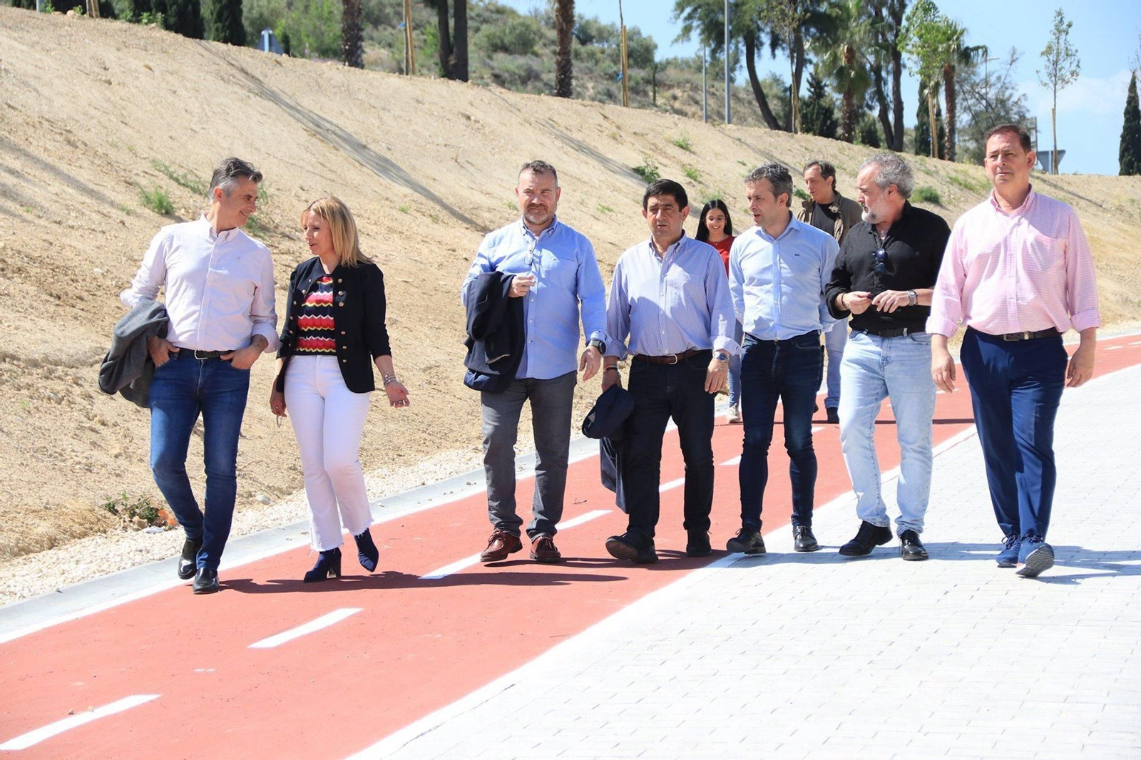 Visita de los socialistas a la Rambla del Deporte.