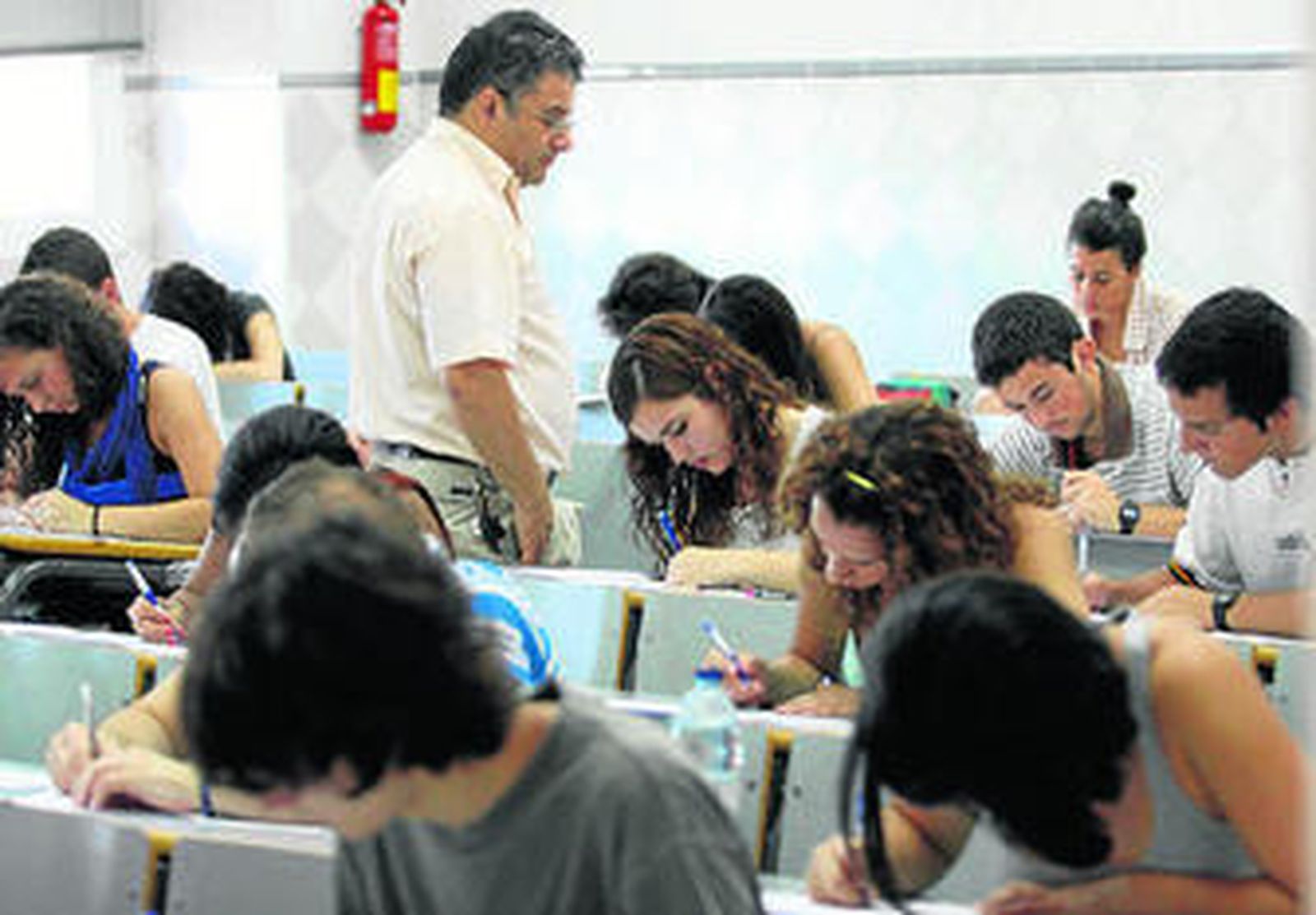 Universitarios realizan la prueba de Selectividad.