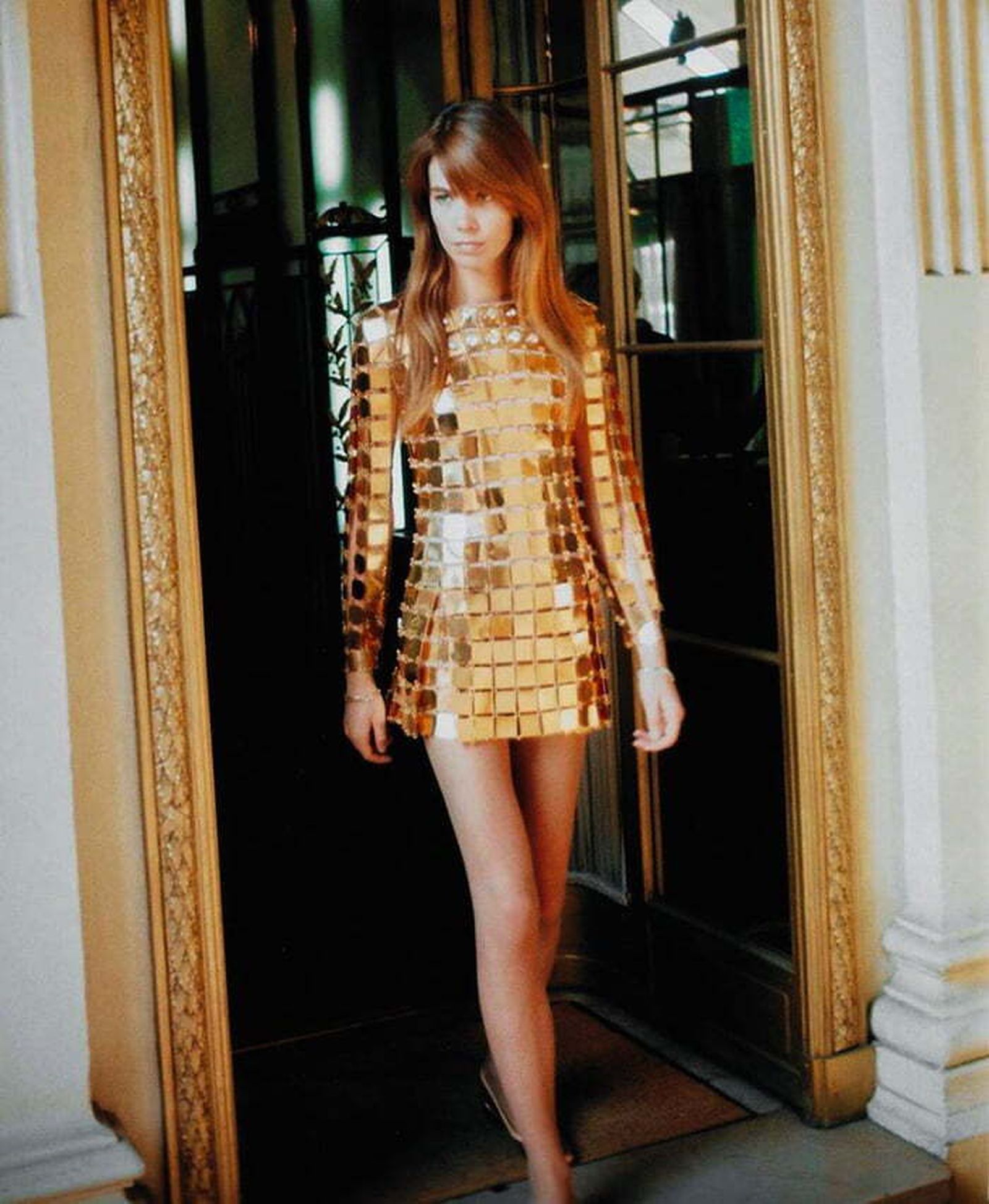 Françoise Hardy con el vestido de oro y diamantes de Paco Rabanne