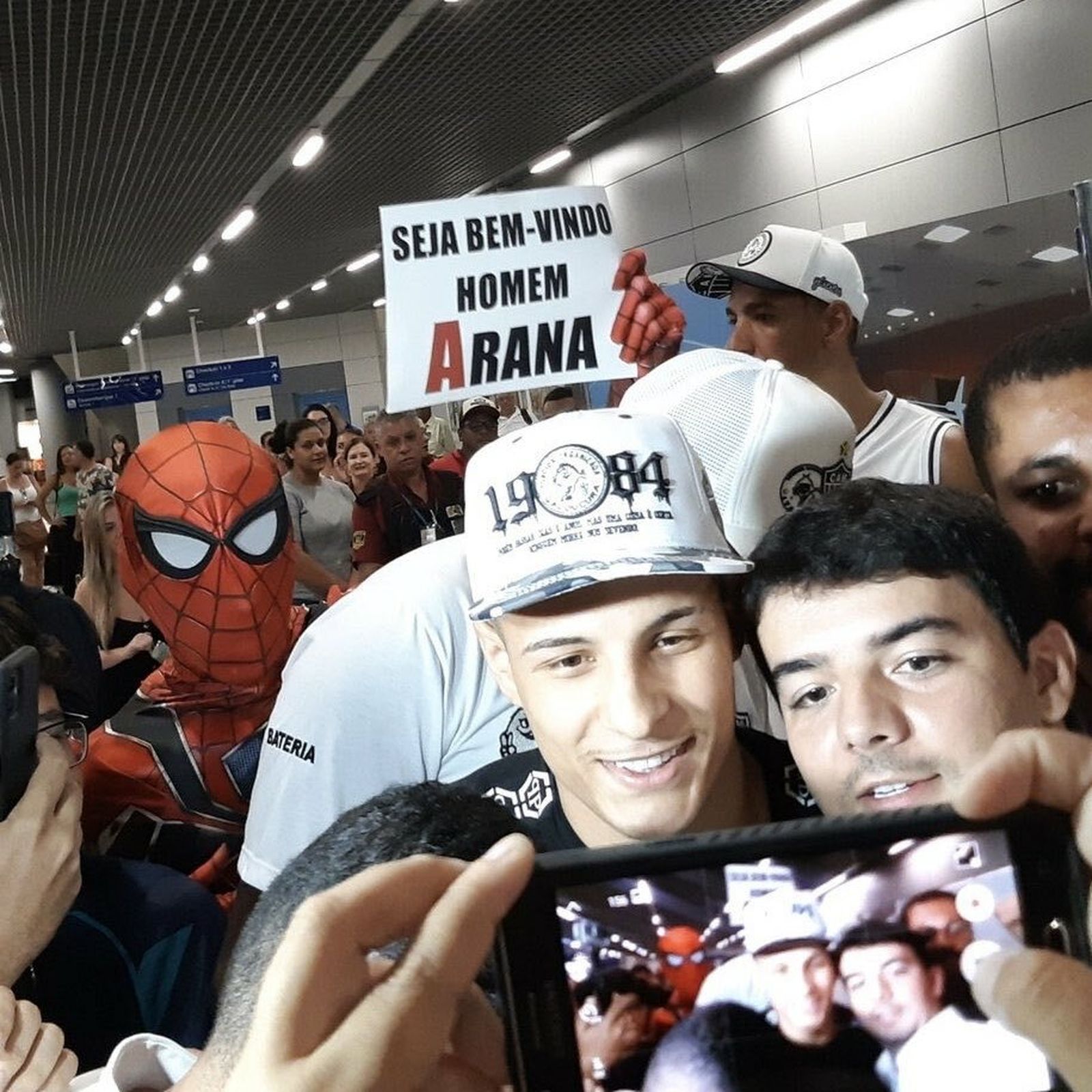 Aficionados del Atlético Mineiro reciben a Arana en el aeropuerto.