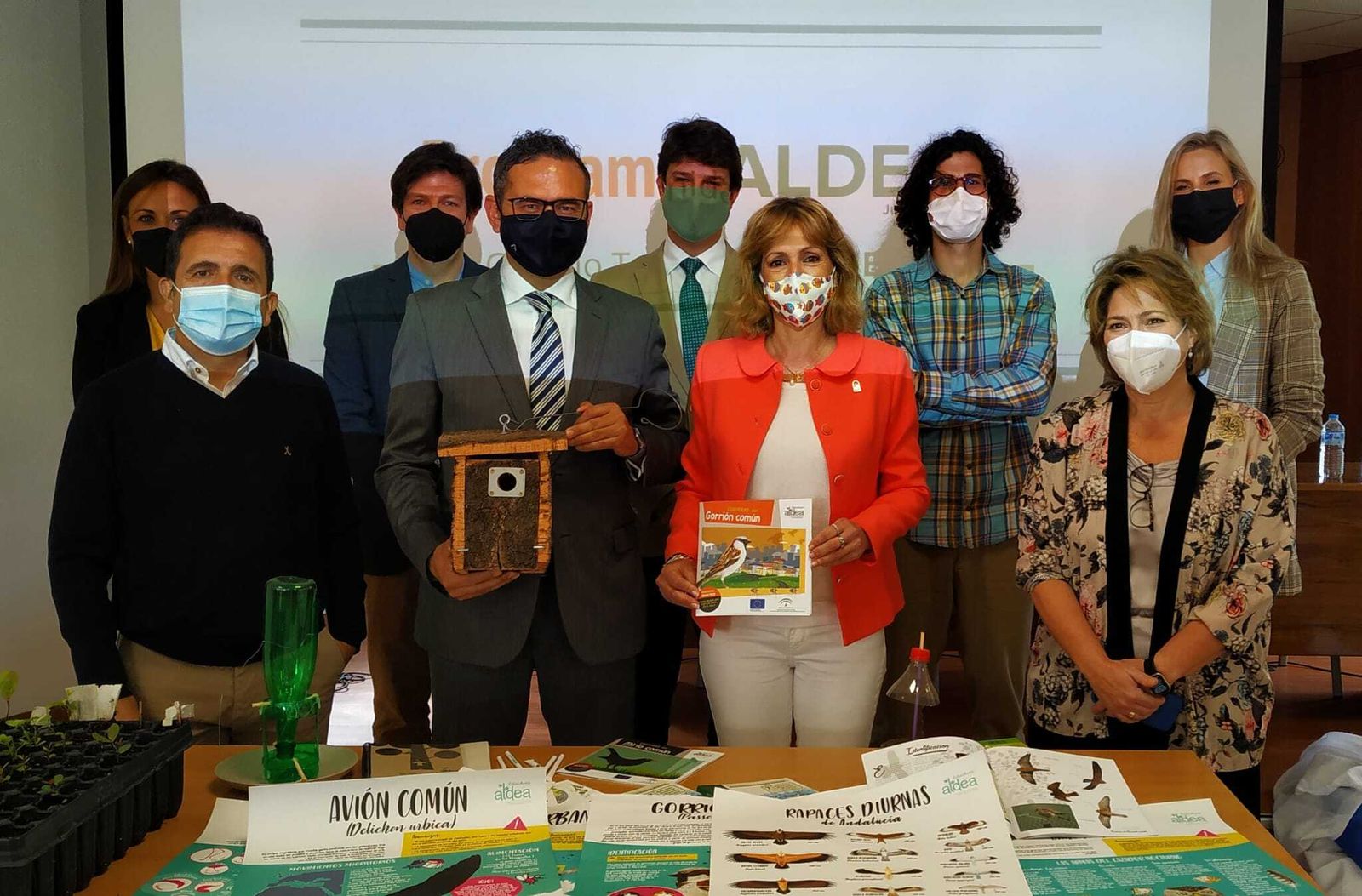 Entrega del material didáctico de EducAves en el centro  Trinidad Sansueña.