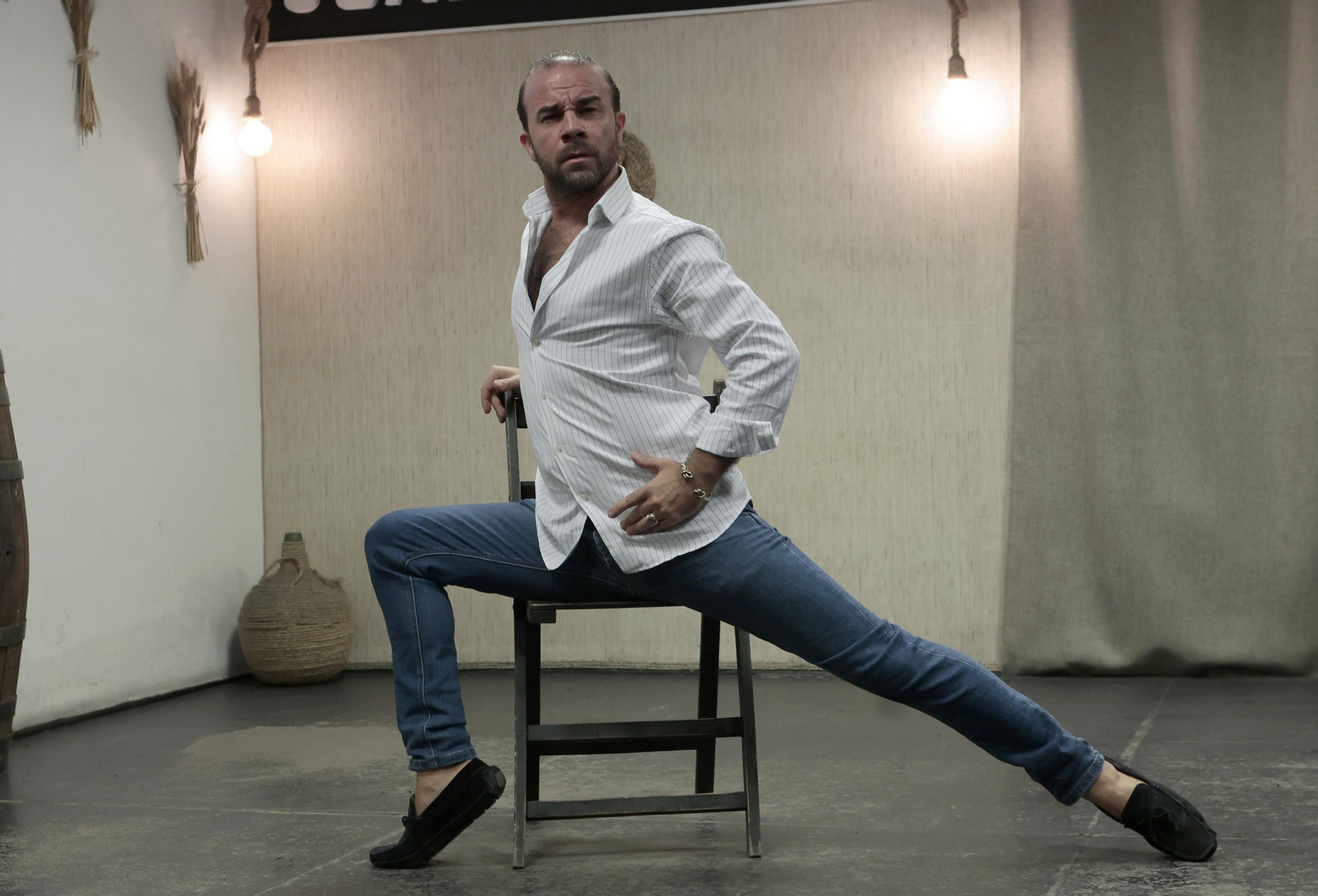 El bailaor jerezano Juan Tejero en su escuela en Sevilla.