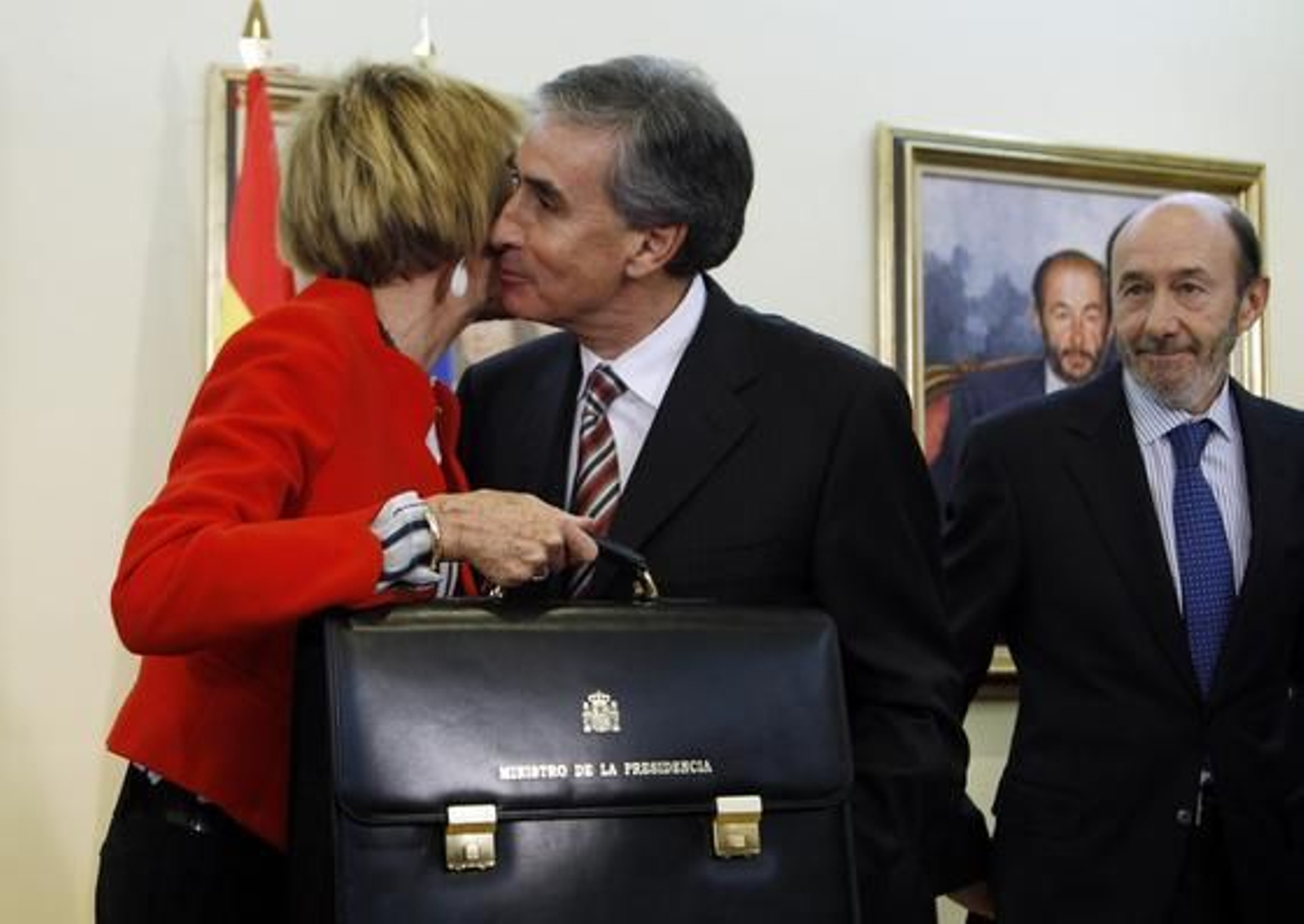 María Teresa Fernández de la Vega traspasa a Ramón Jáuregui la cartera de Presidencia ante la mirada de Alfredo Pérez Rubalcaba.

Foto: Reuters
