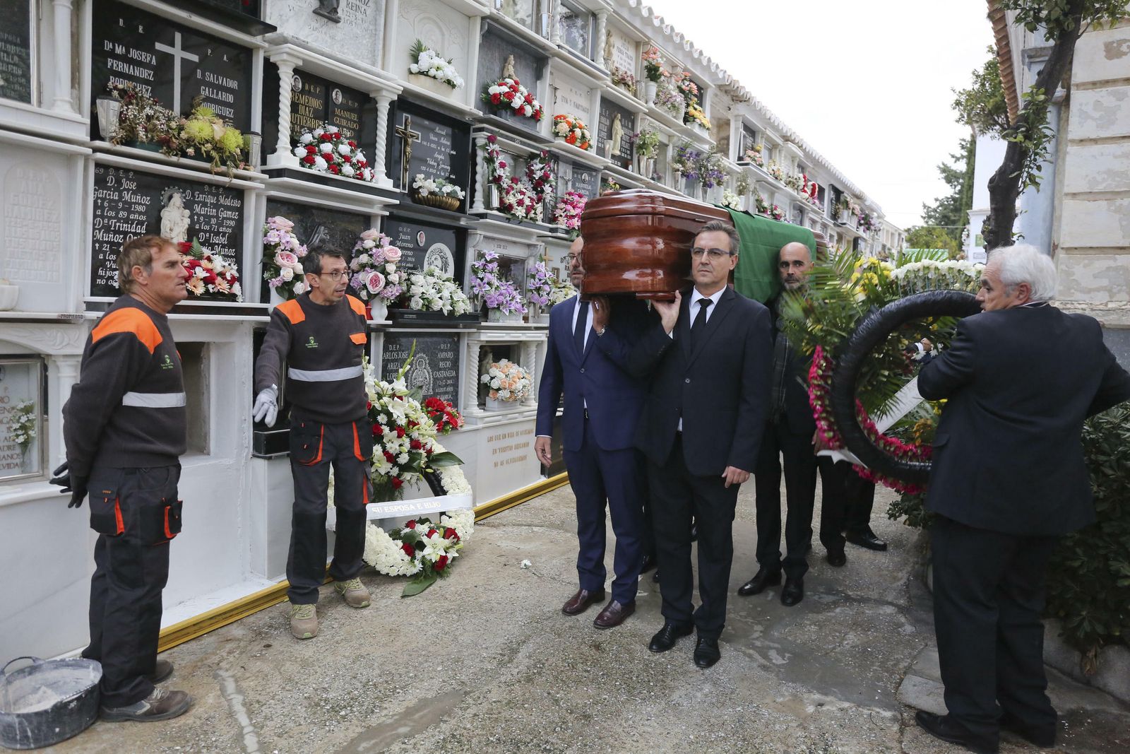 Eugenio Chicano recibe sepultura, este jueves, en el Cementerio de Vélez-Málaga.