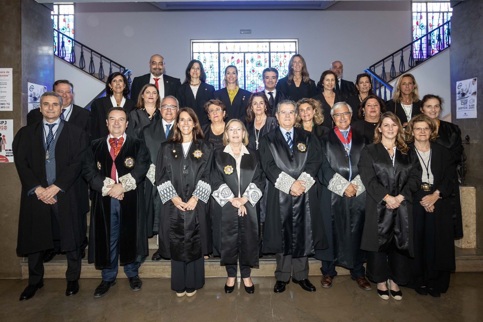 Procuradores sevillanos reciben sus medallas a los 25 años de profesión en la Audiencia de Sevilla