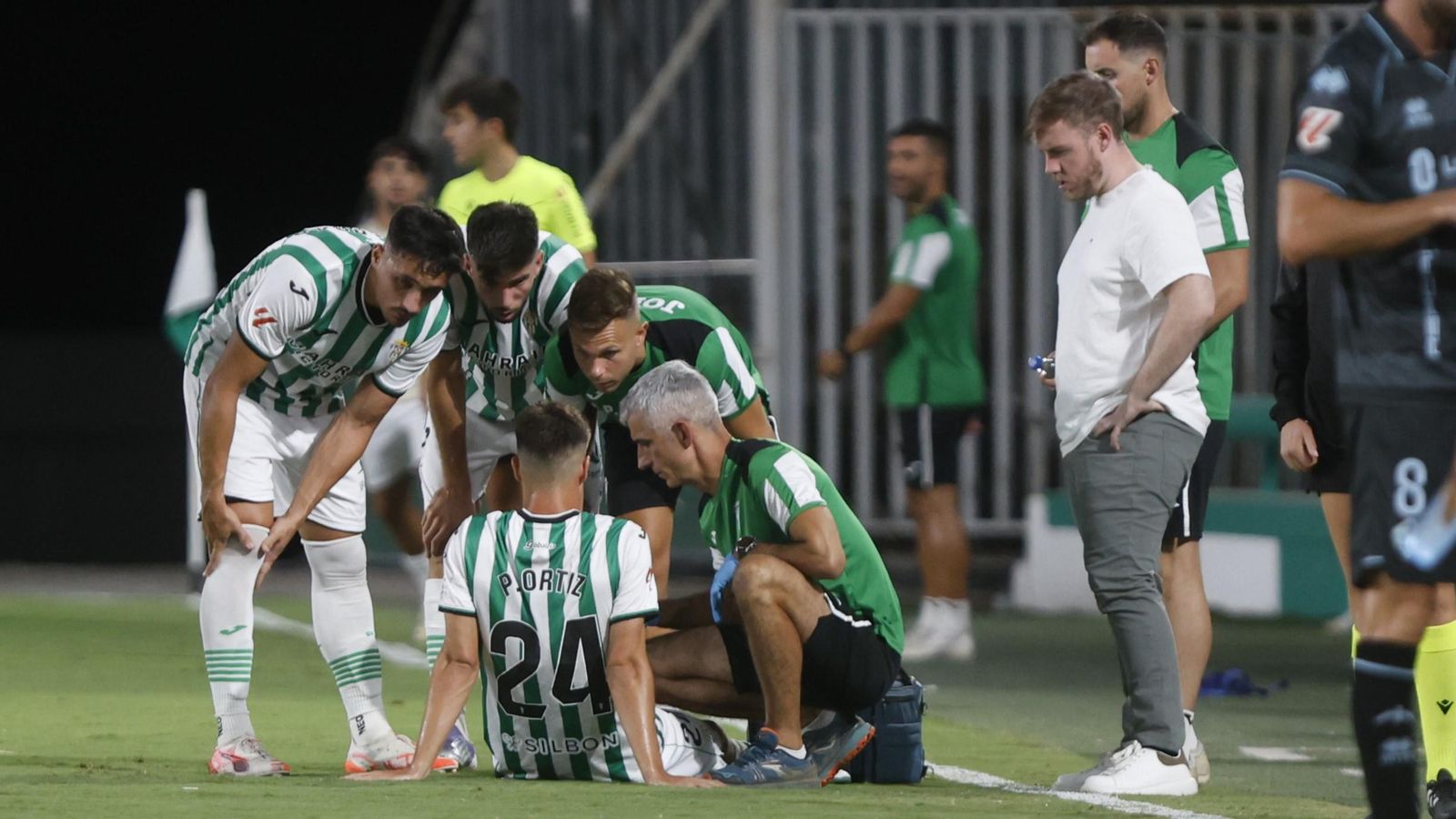 Pedro Ortiz es atendido por los servicios médicos del Córdoba CF tras su lesión en el partido ante el Castellón.