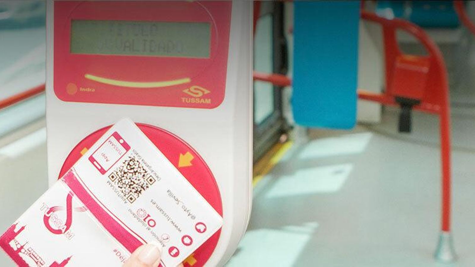 Un título de viaje sobre una máquina instalada en el interior de un autobús.