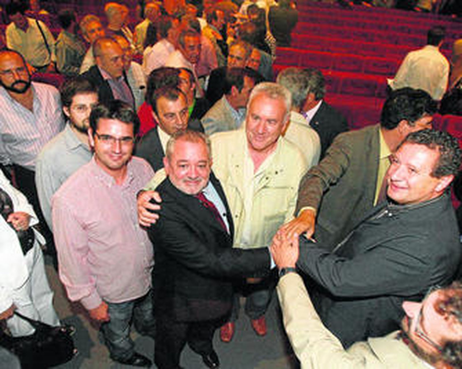 Ocaña, rodeado de dirigientes de IU, en su proclamación como candidato.