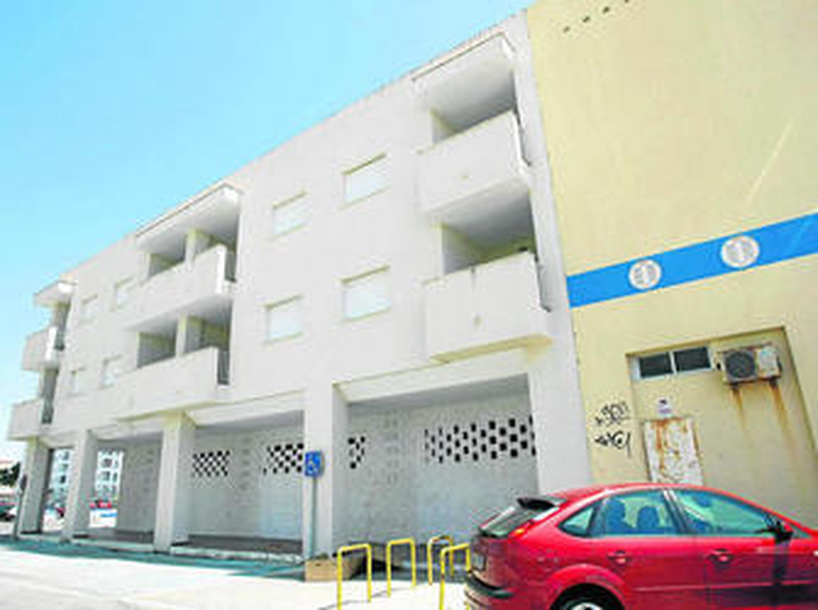 El edificio de apartamentos situado a espaldas de Caype, junto al paseo marítimo de Valdelagrana, cuya licencia de obras ha anulado el TSJA.