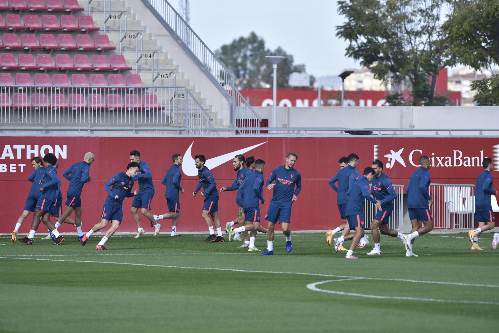 La plantilla del Sevilla, en el entrenamiento previo al partido de hoy.