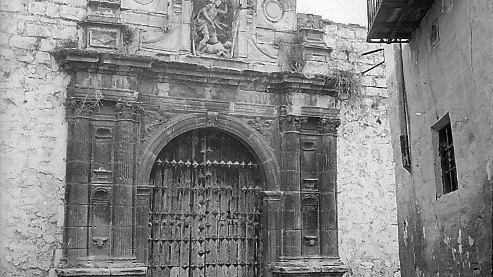 Portada antes de ser retirada.