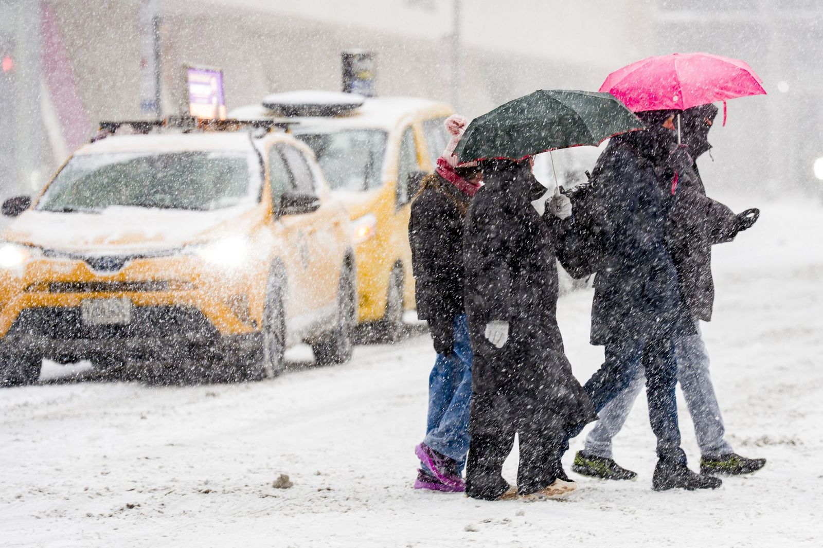 Las gélidas y blancas imágenes que deja la tormenta monstruosa en los EEUU