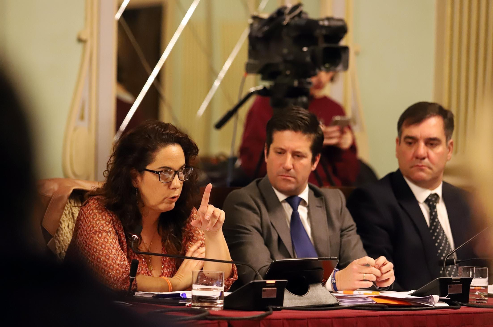 Imágenes del pleno del Ayuntamiento de Huelva