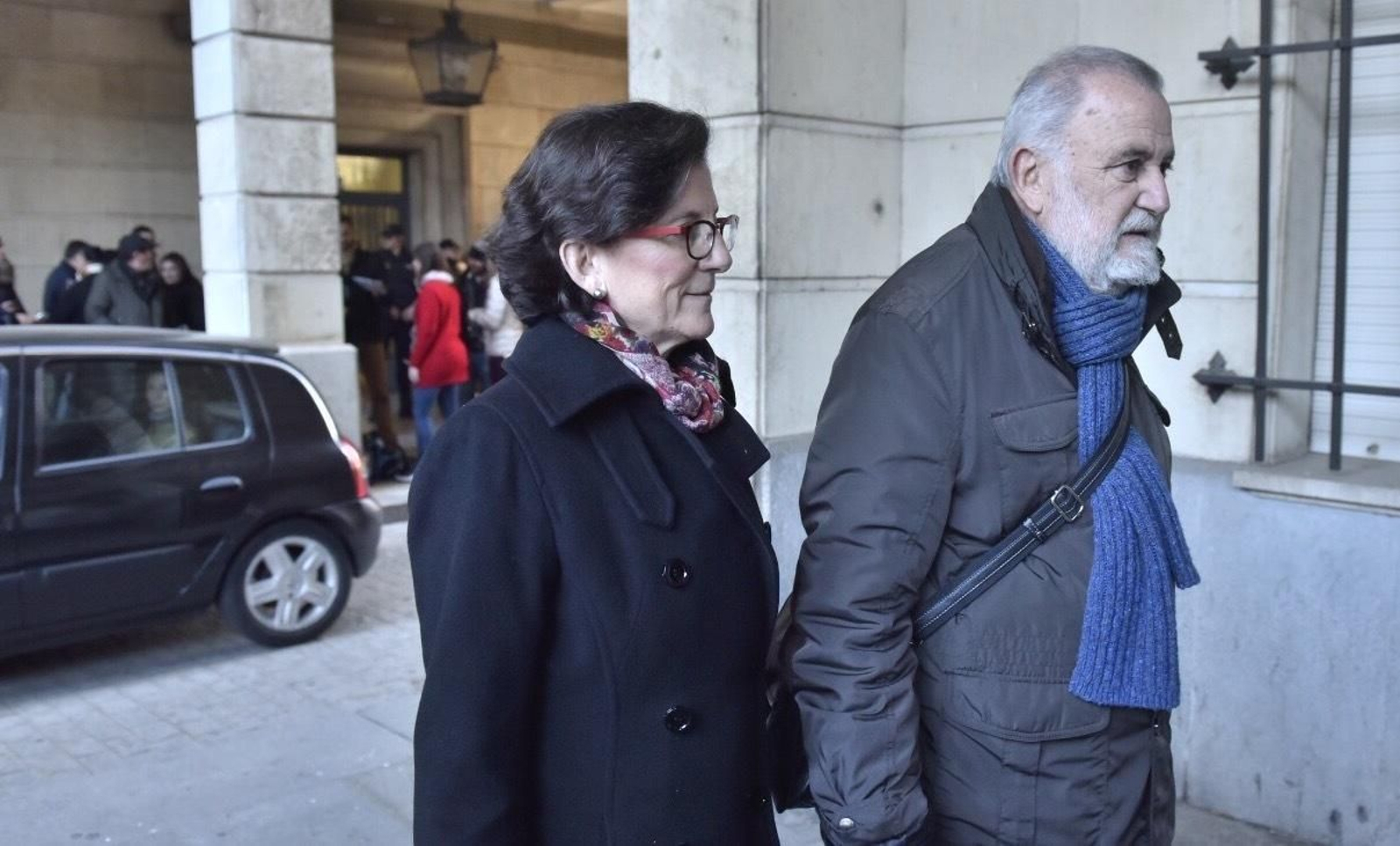 Torrijos, en los juzgados, con la juez Mercedes Alaya de fondo en el coche.