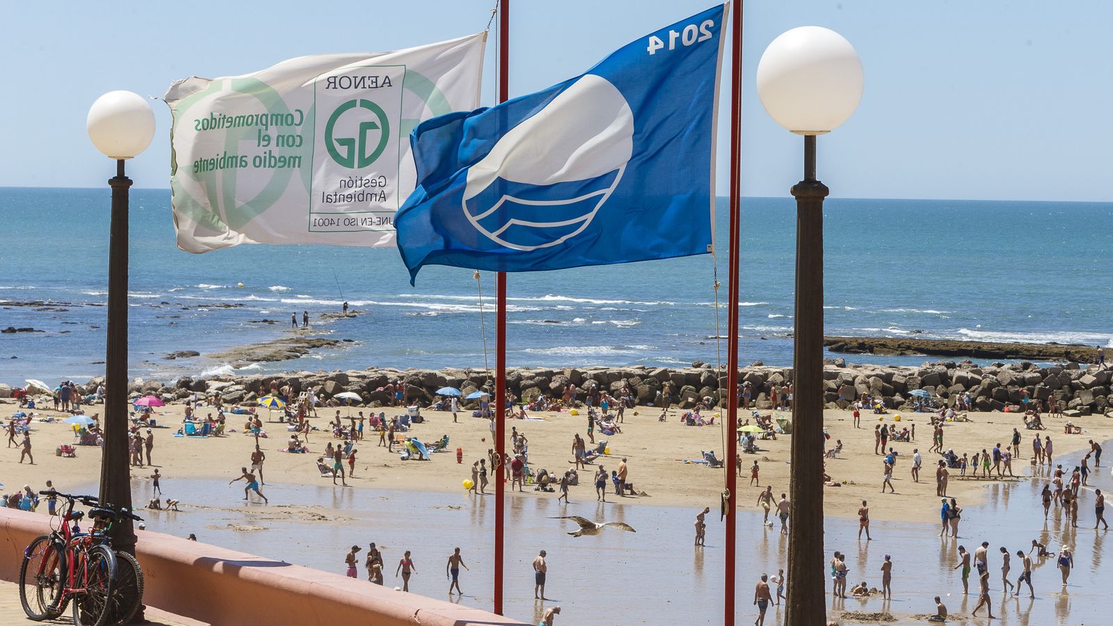 La bandera azul ondea en Cádiz