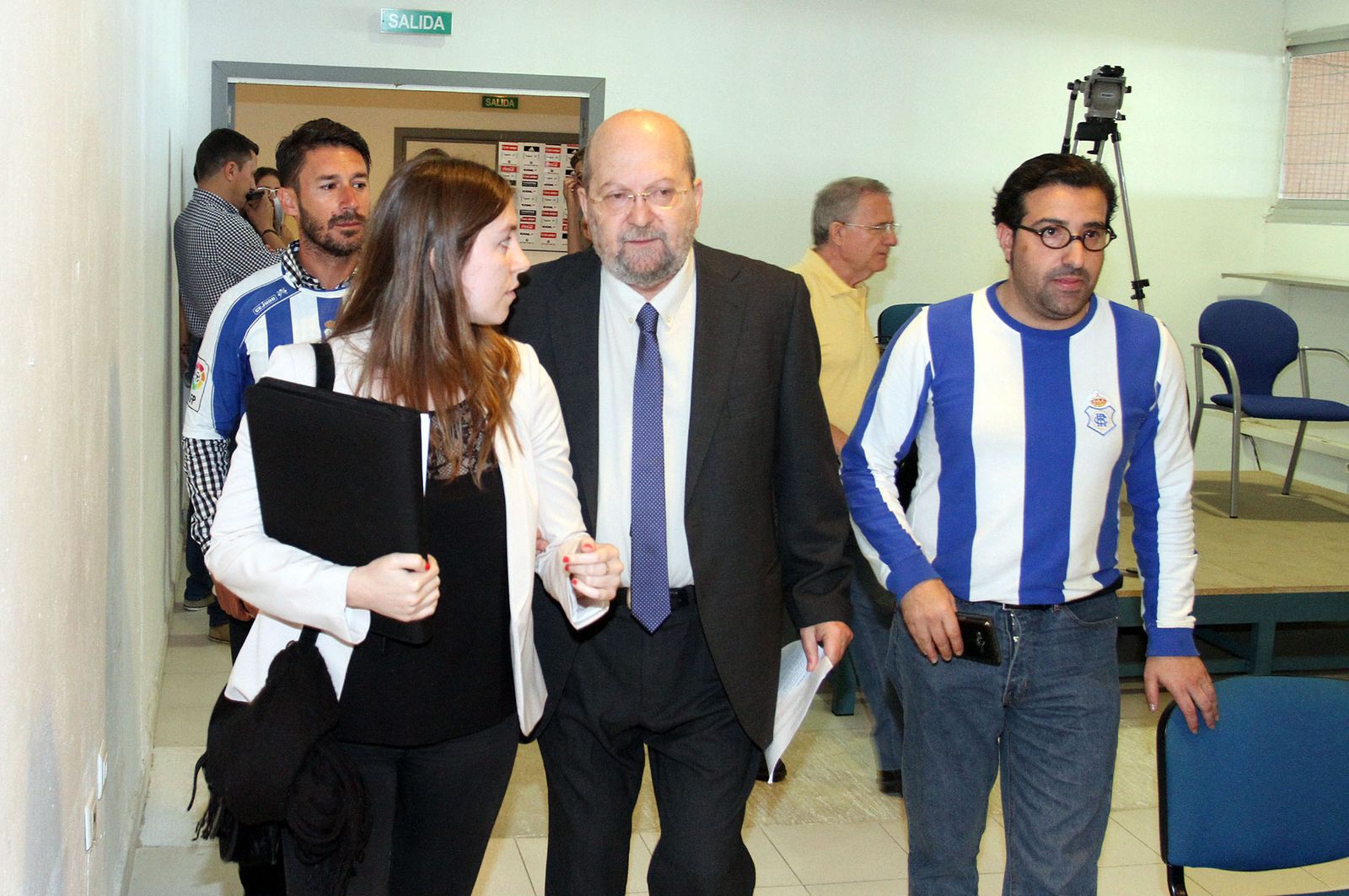 José Antonio Sotomayor, en el centro, entrando a una junta de accionistas.