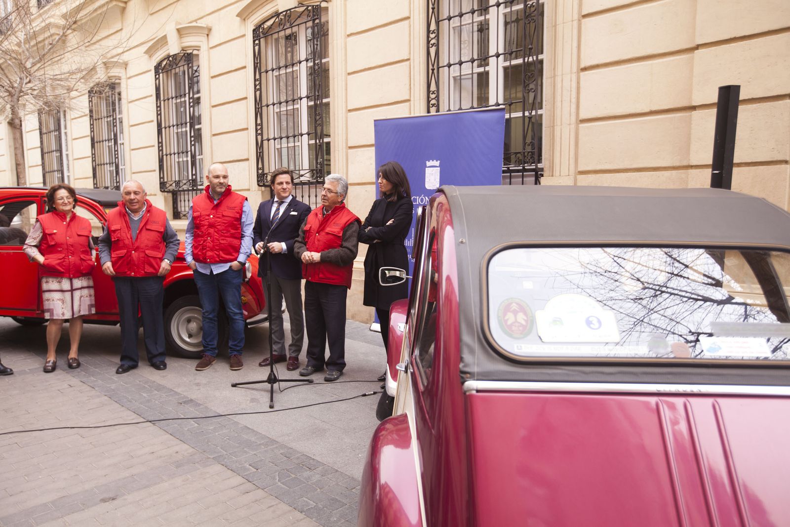 Un momento de la presentación de este II Encuentro andaluz de 2cv, ayer junto al mercado central de Almería.