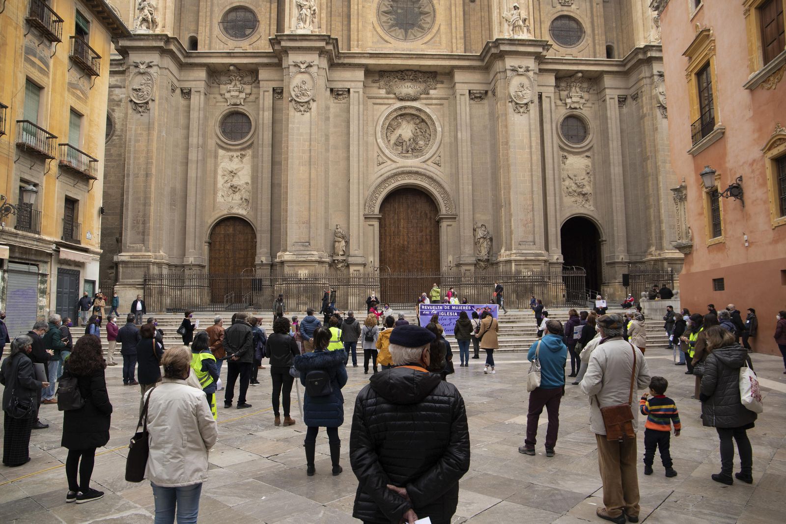 Concentración ayer frente a la Catedral de Granada, para reivindicar el papel de la mujer en la Iglesia.