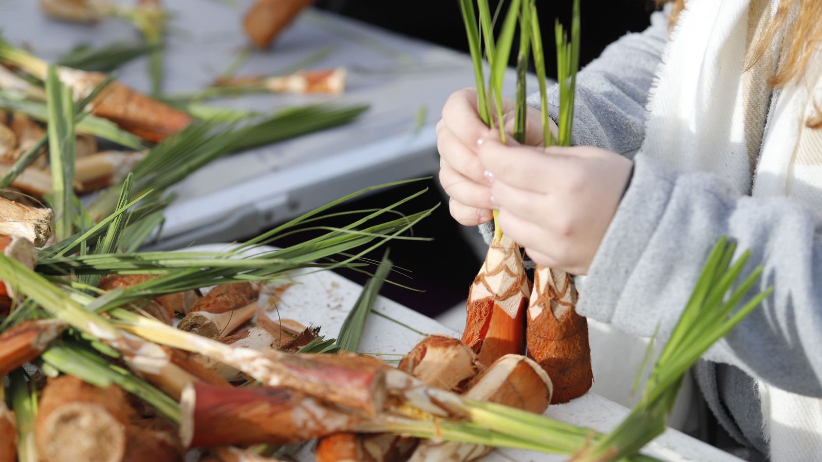 Un puesto preparando los palmitos para su venta
