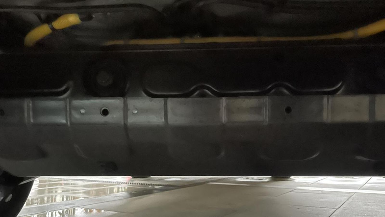 El motor eléctrico que mueve las ruedas traseras en esta versión queda protegido para evitar daños en el caso de que se circule fuera del asfalto, para lo que este Bigster está bien preparado.