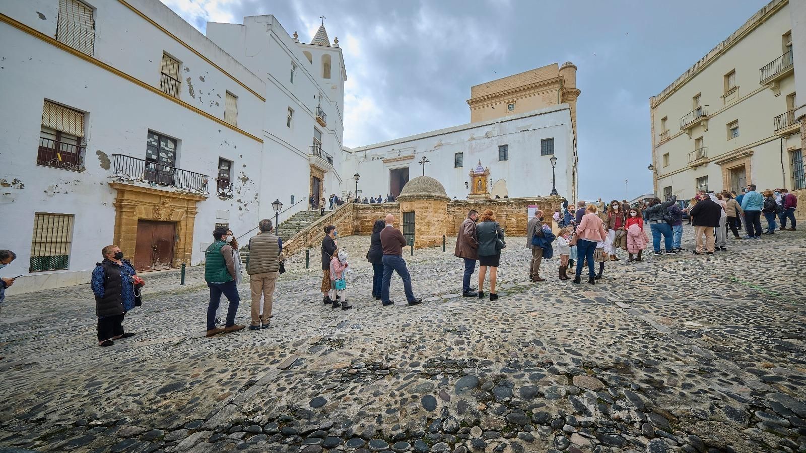 La cola para entrar en la iglesia de Santa Cruz recorría buena parte del barrio del Pópulo. La cola para entrar en la iglesia de Santa Cruz recorría buena parte del barrio del Pópulo.