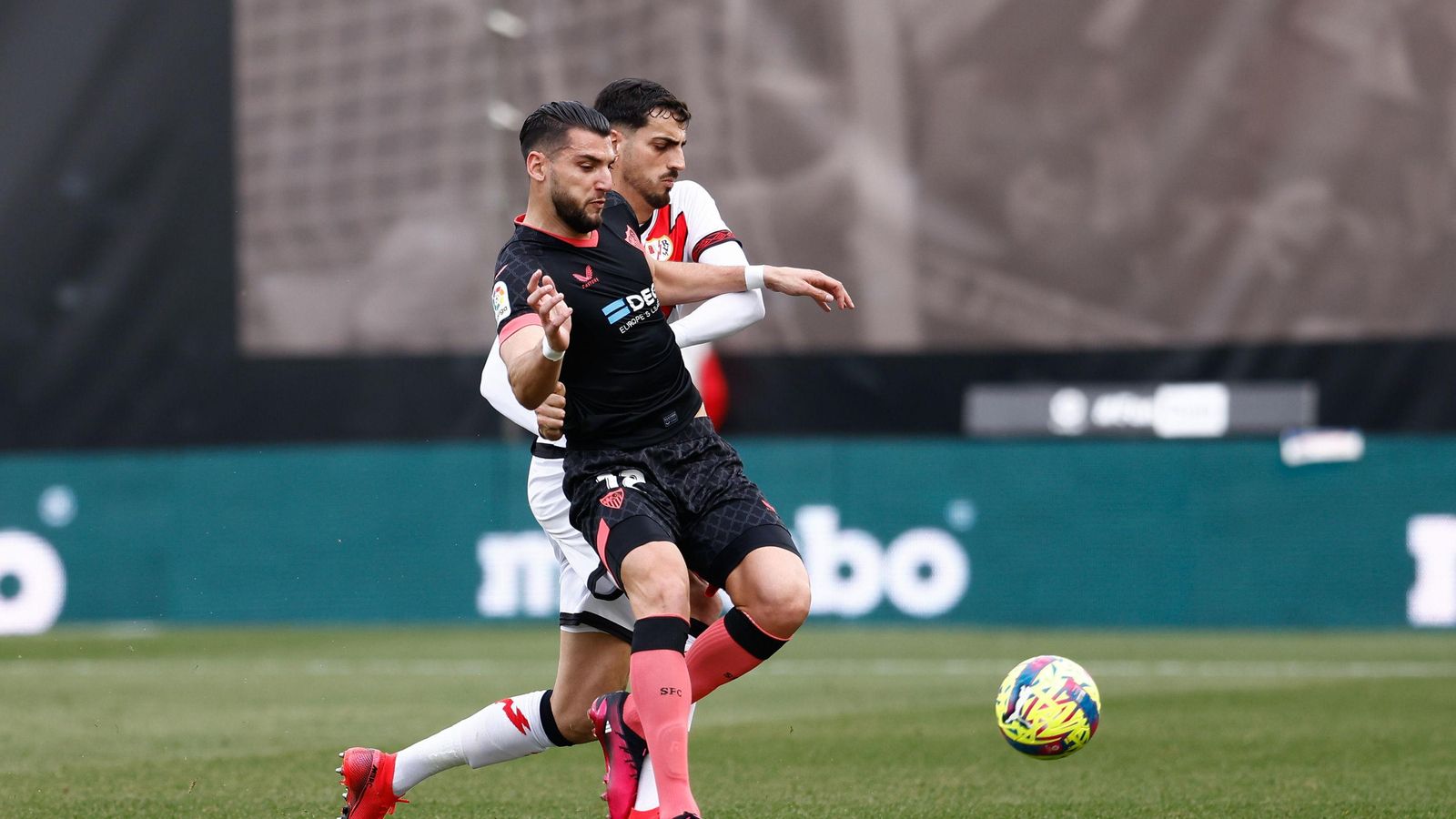 Rafa Mir trata de aguantar un balón ante Catena.