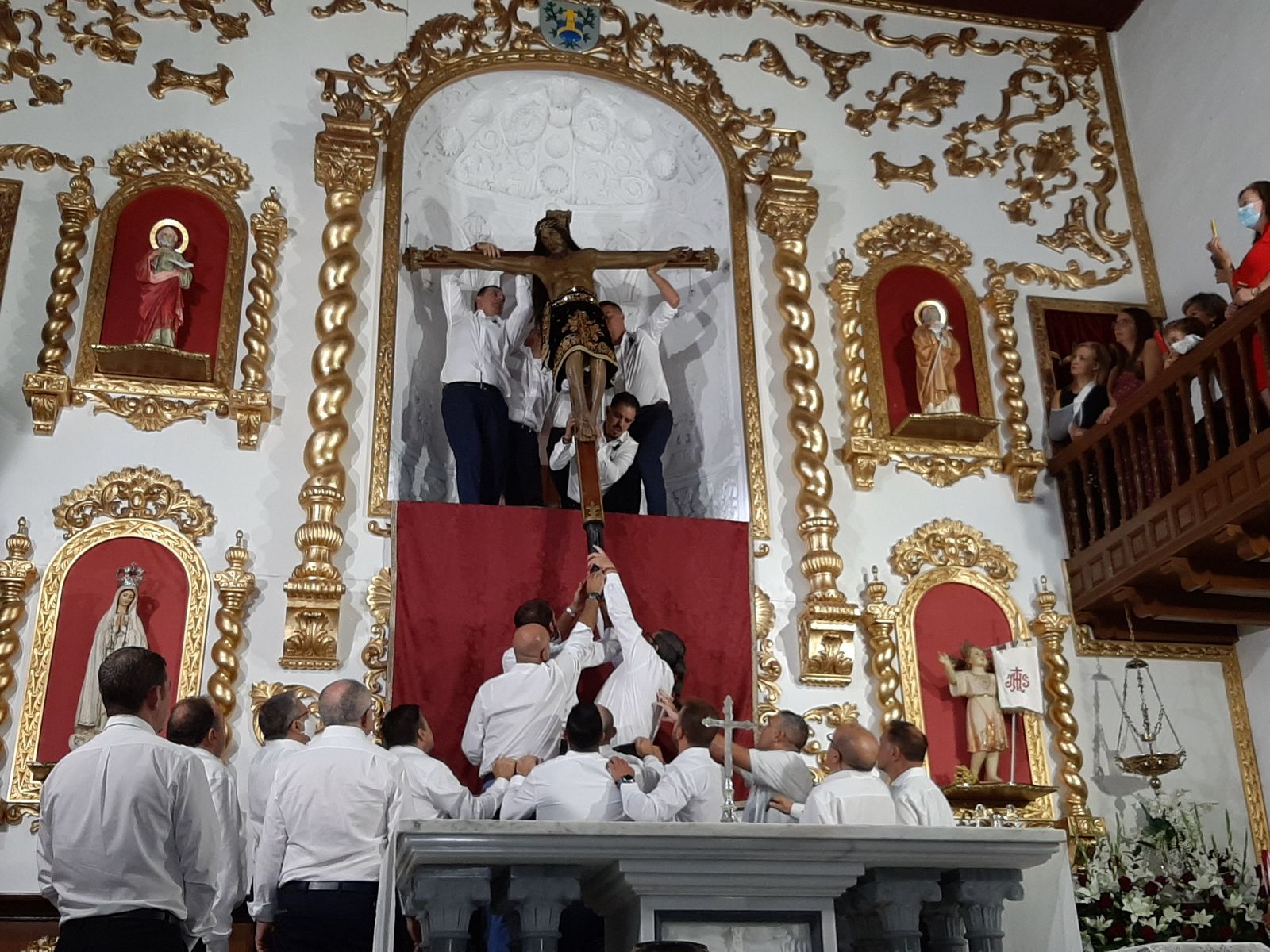 La bajada del Santo Cristo del Bosque del camarín tuvo lugar ayer.