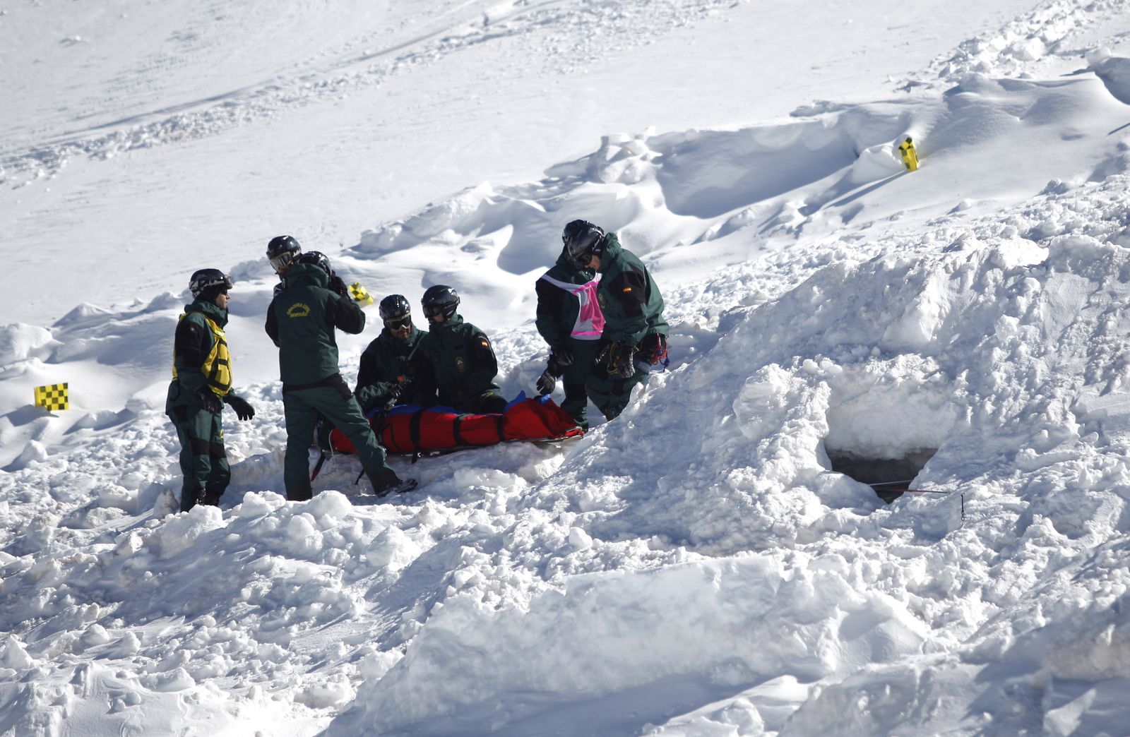La Guardia Civil rescata a tres esquiadores en Sierra Nevada, uno de ellos lesionado tras una fuerte caída