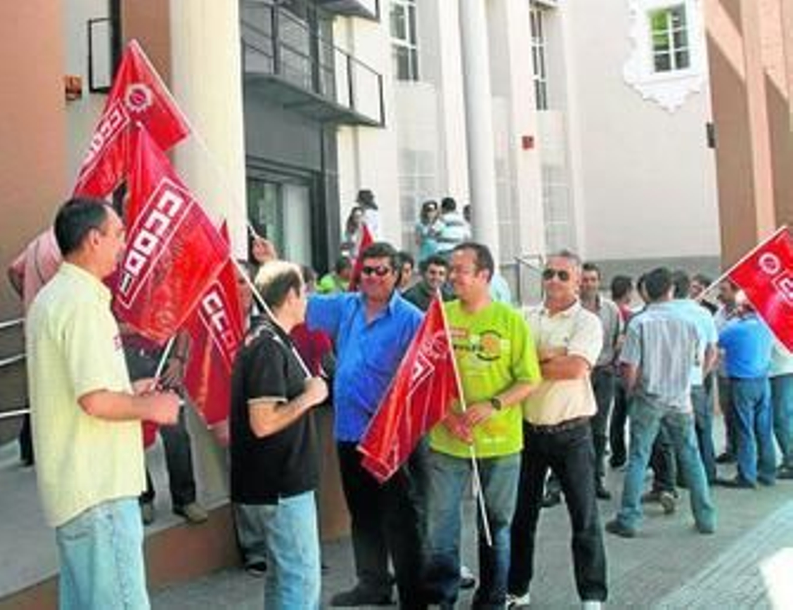 Un grupo de ex mineros, a las puertas de la delegación de Innovación, ayer.