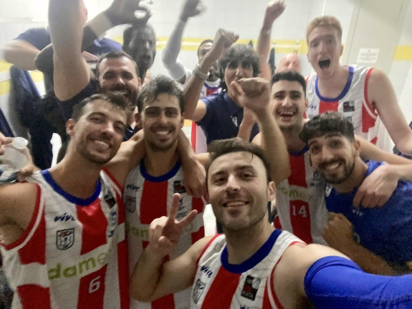 Udea celebra su triunfo en Ponferrada.