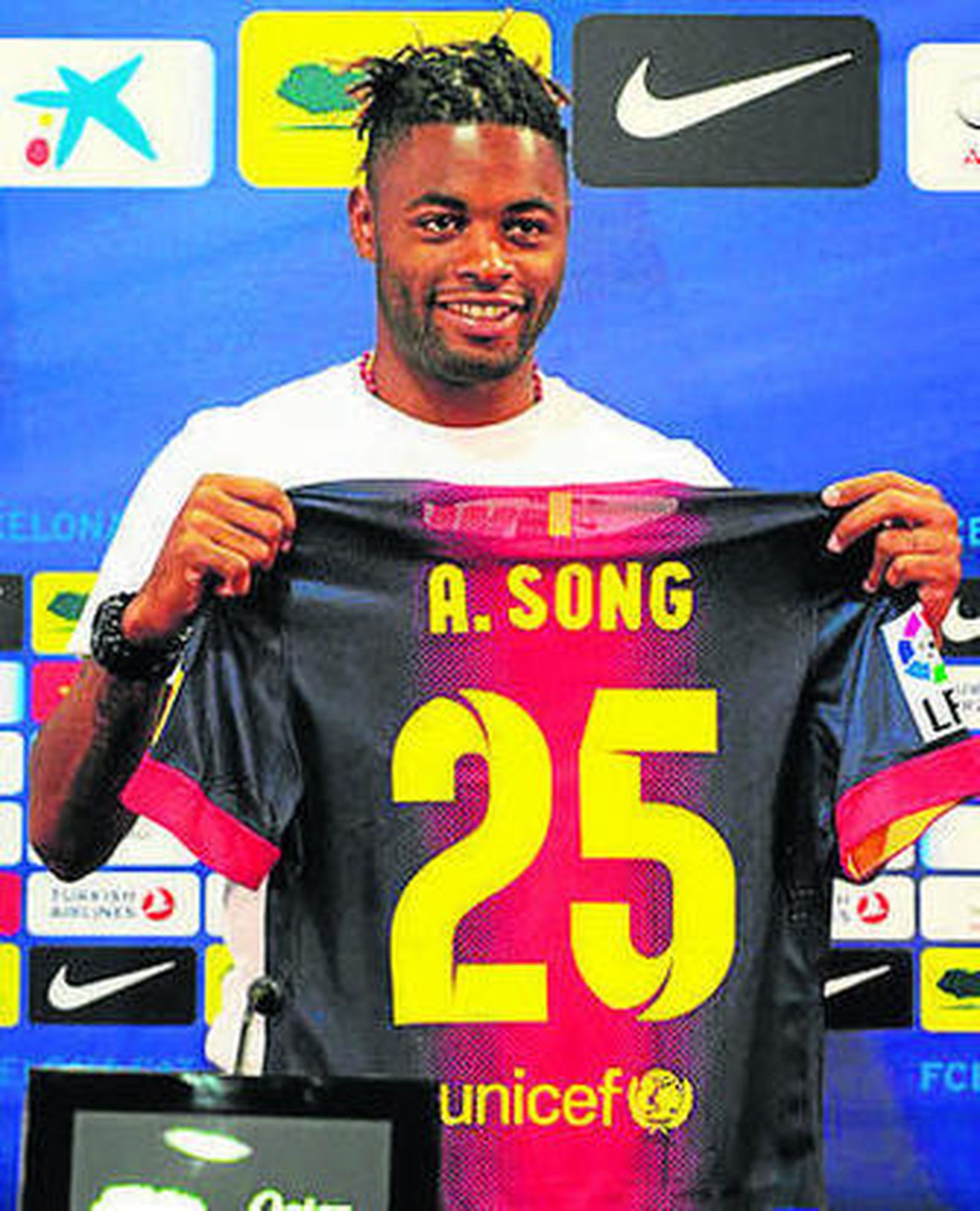 Alex Song.