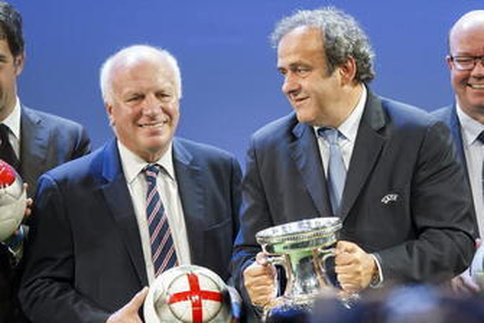 El presidente de la Federación Inglesa, Greg Dyke, y Michel Platini.