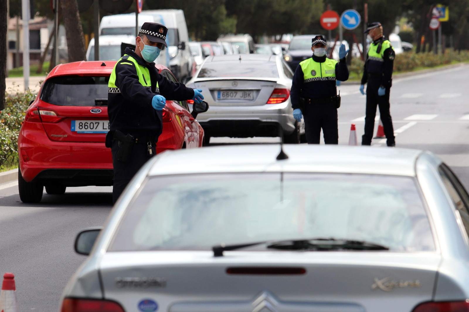 La Policía Local de Huelva controla el tráfico durante la pandemia.