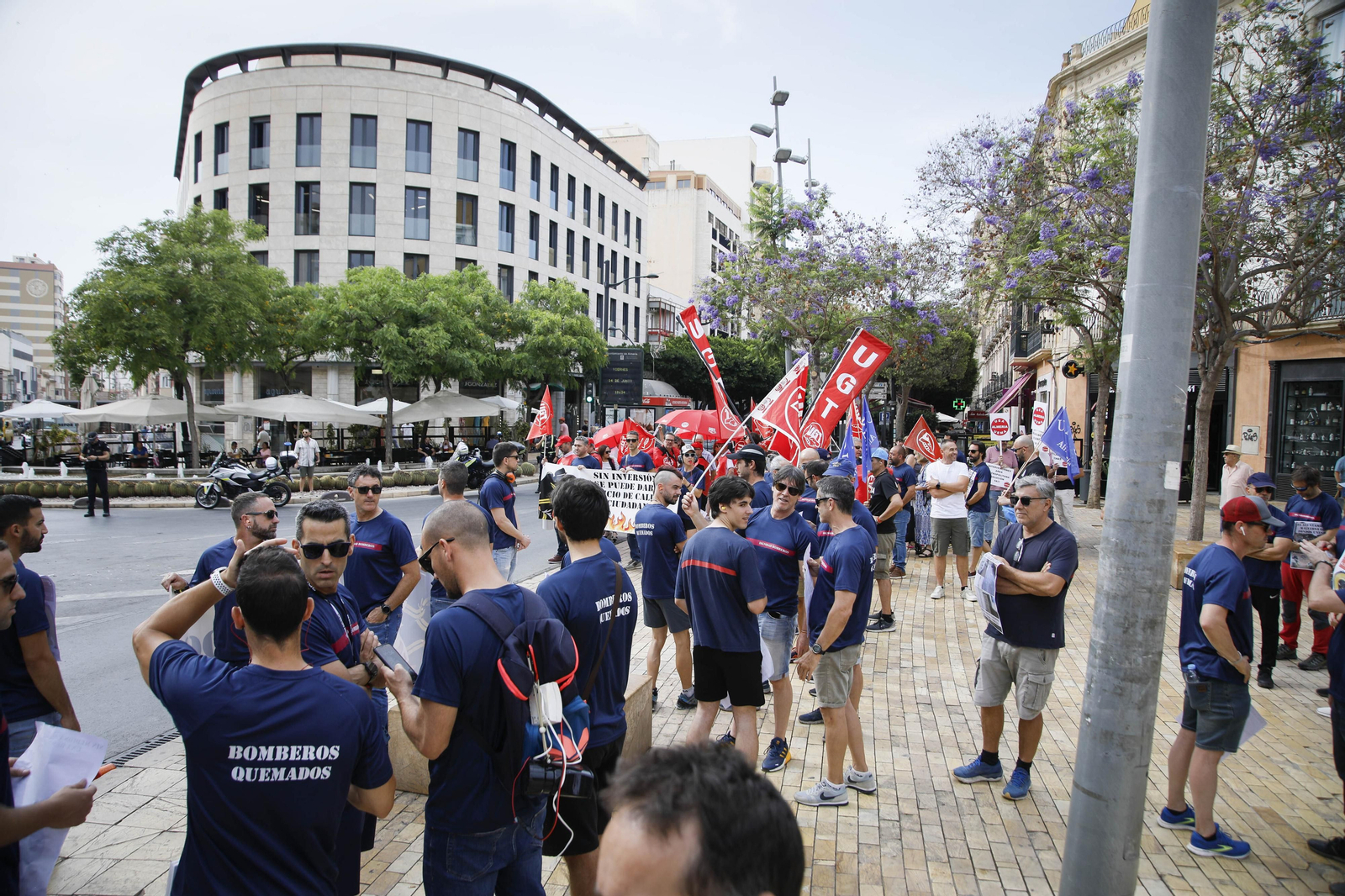Manifestación de los bomberos quemados de Almería, en imágenes