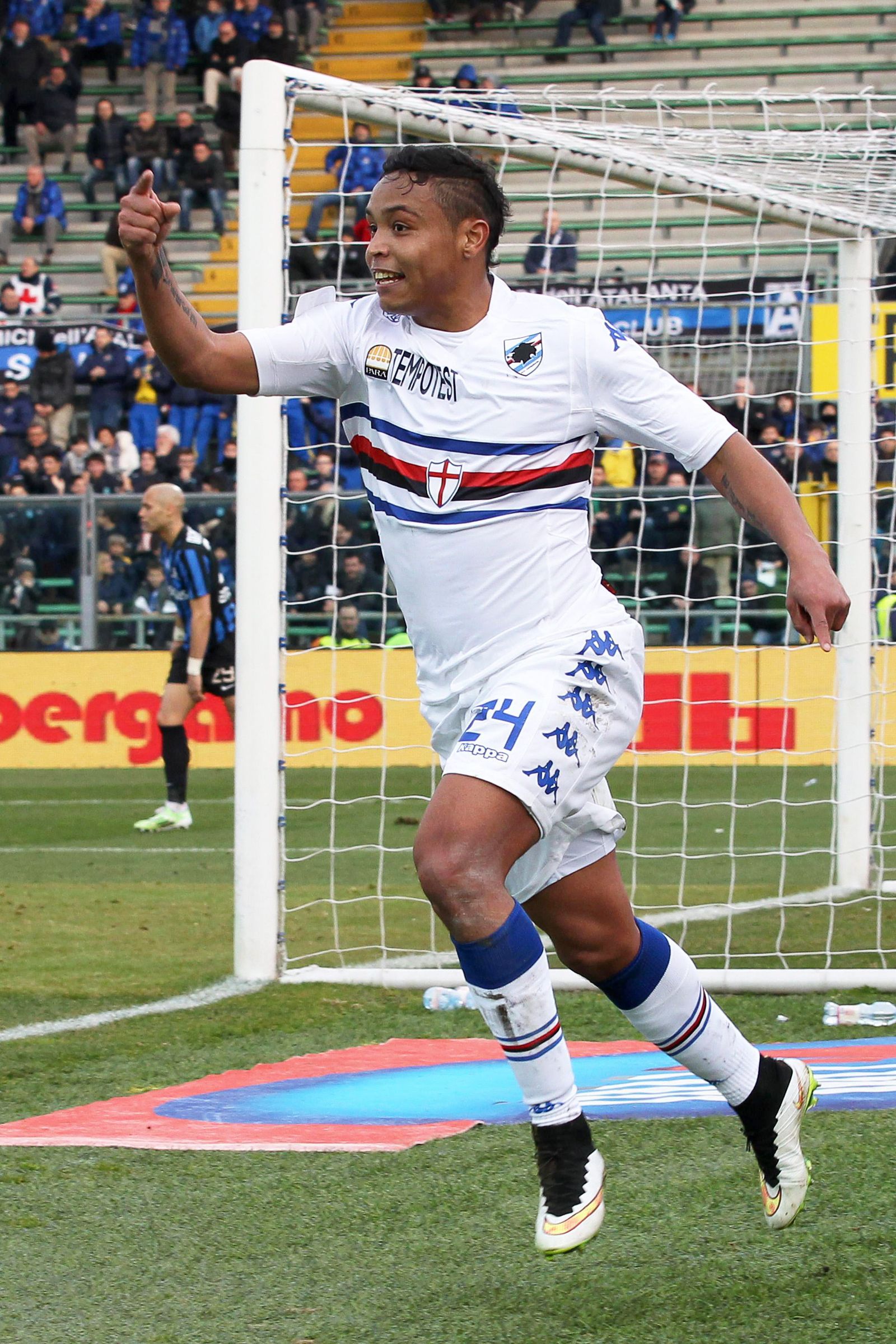Muriel celebra un gol al Atalanta en el partido de esta campaña en Bérgamo.