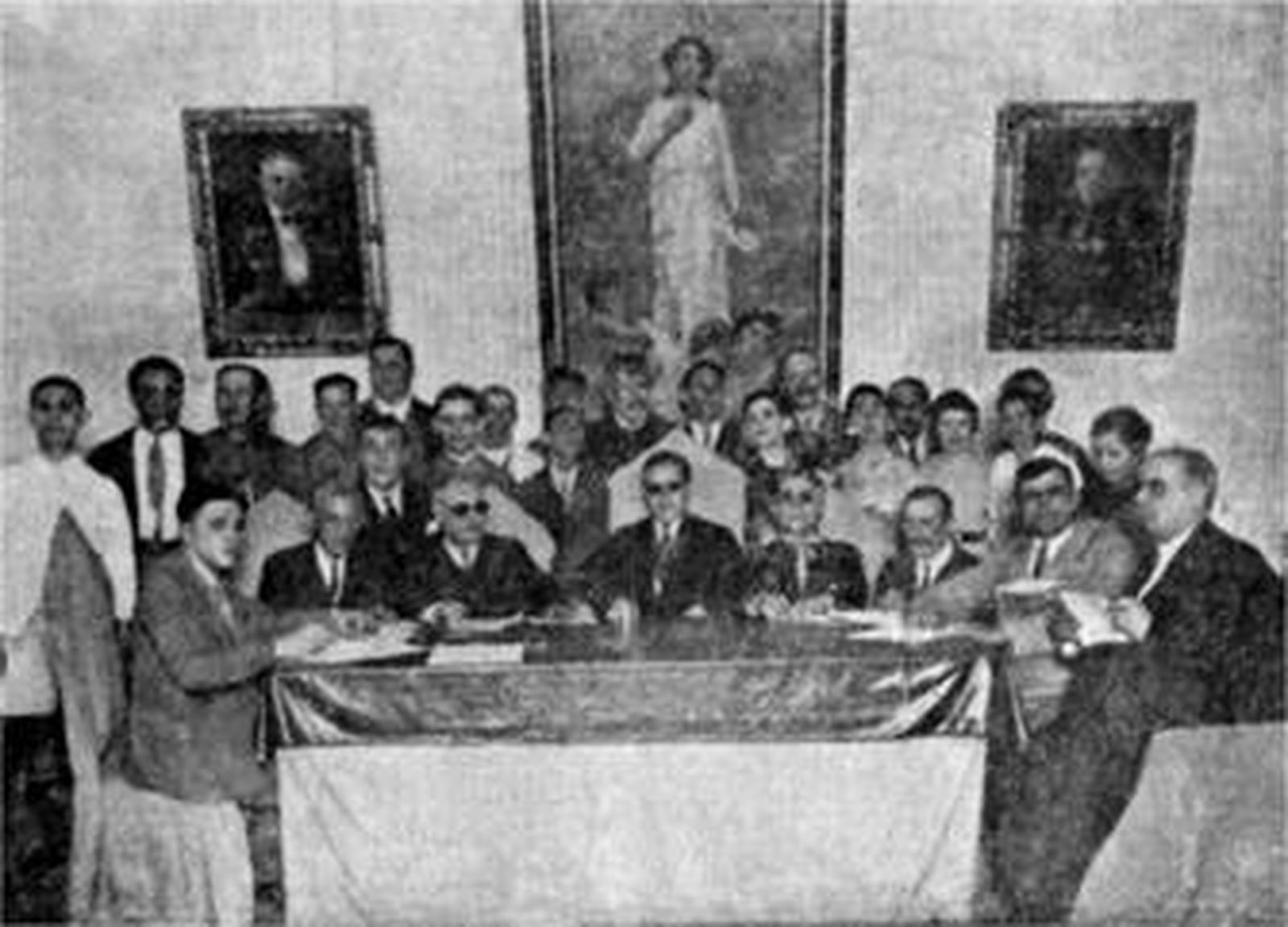 Alfredo Romero, a la derecha de la presidencia de la mesa. Sesión de la Sociedad de Defensa del Ciego.