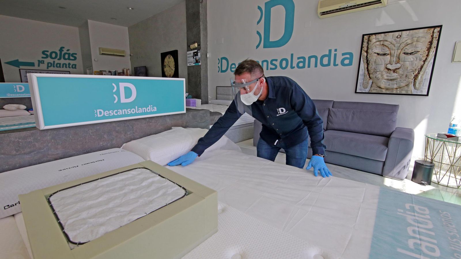 Un responsable de la tienda Descansolandia adaptando el negocio a las nuevas medidas higiénico-sanitarias. Un responsable de la tienda Descansolandia adaptando el negocio a las nuevas medidas higiénico-sanitarias.
