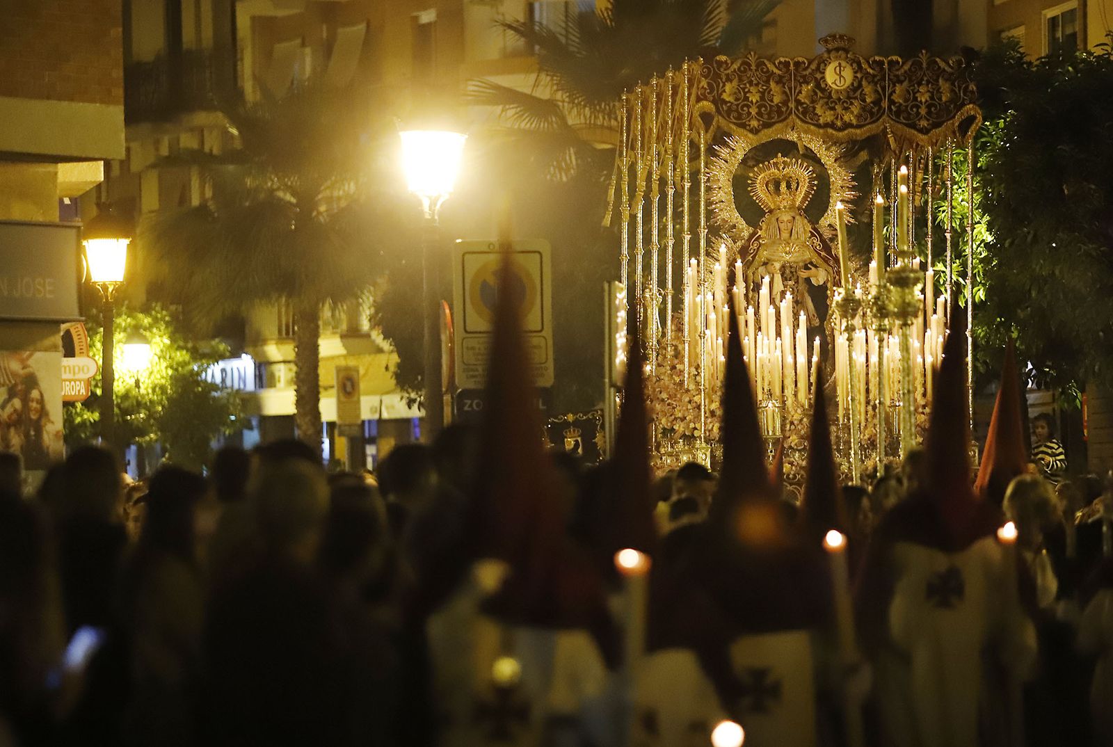 La Hermandad de Los Judíos en su recorrido por las calles de Huelva en el Jueves Santo
