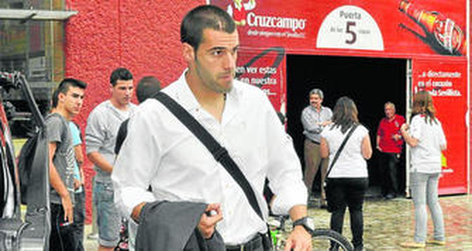 Álvaro Negredo, con gesto serio, se dispone a subirse en el autobús sevillista en el inicio del último desplazamiento de la temporada.