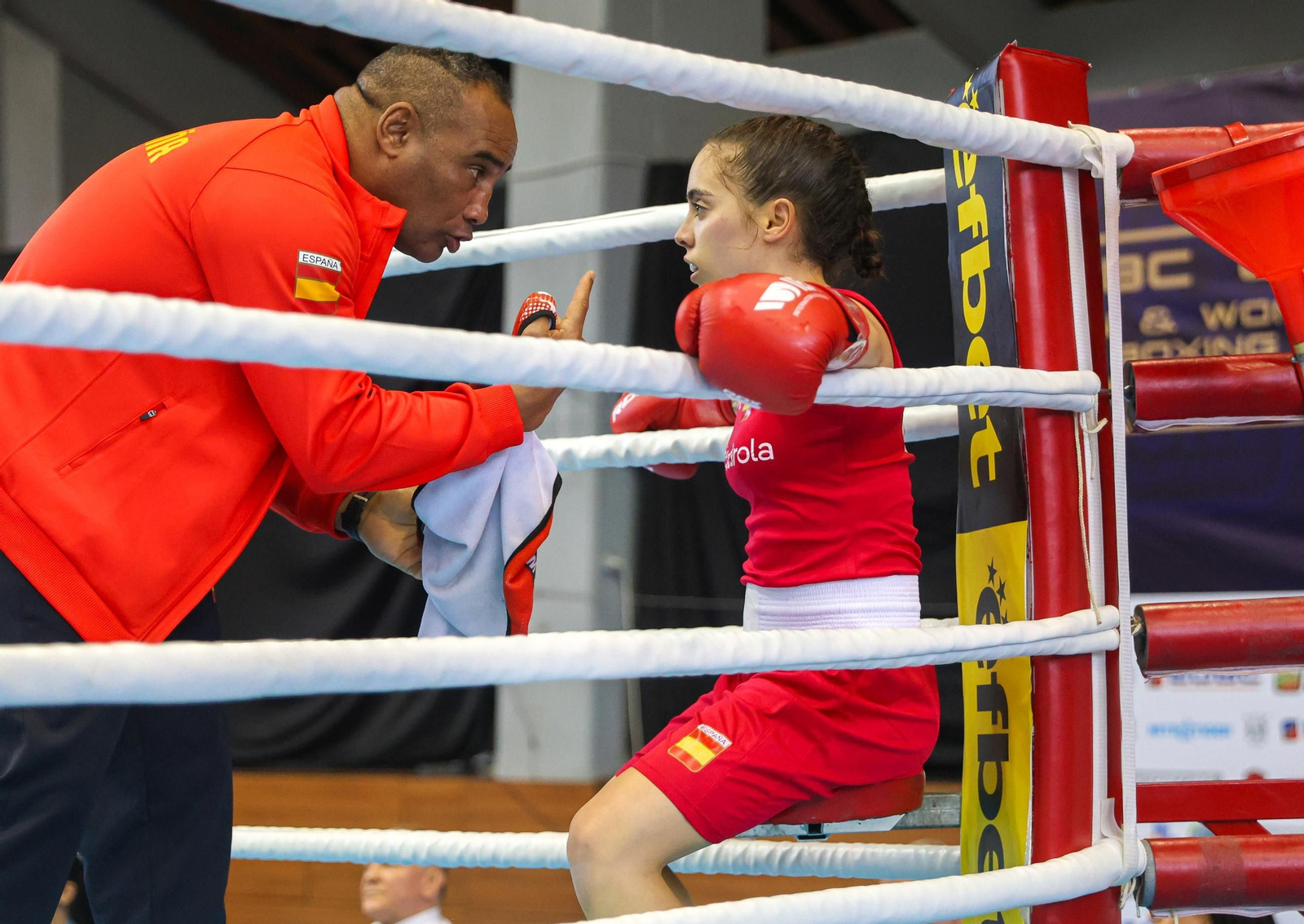 Carmen González recibe instrucciones del técnico de la Federación, Esteban Cuéllar.