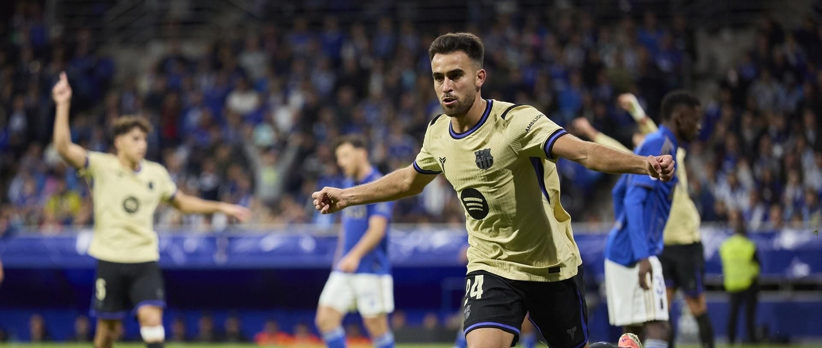 Eric García celebra el gol del empate para el Barcelona en la segunda mitad.