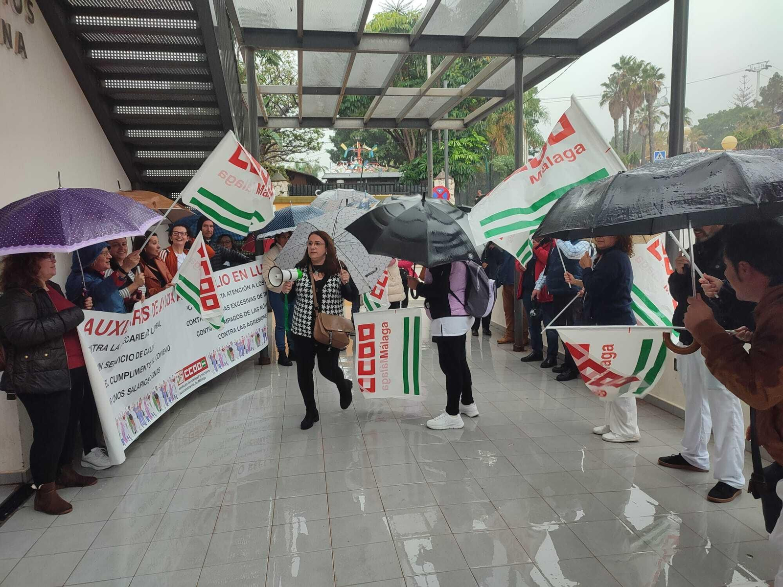 La concentración que ha convocado hoy la plantilla del servicio de Ayuda a domicilio de Benalmádena.