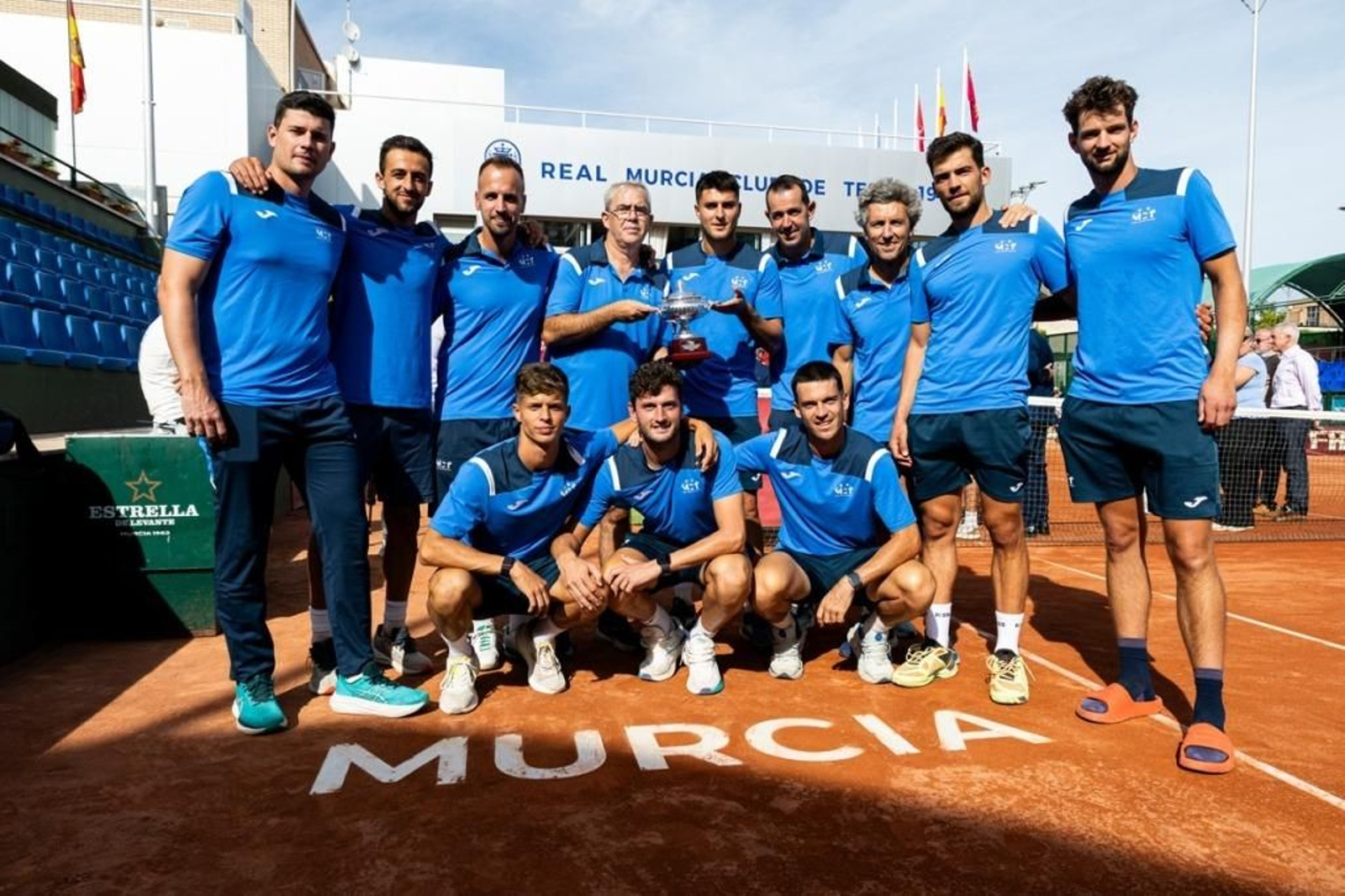 Pablo Llamas, en el centro de la imagen sosteniendo la copa de campeón de España por equipos.