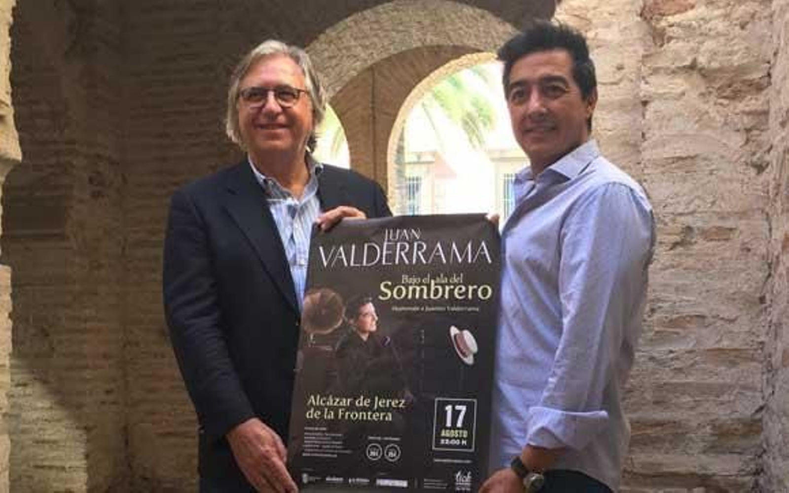 Juan Valderrama y el teniente de alcaldesa Francisco Camas, durante la presentación del cartel la semana pasada.
